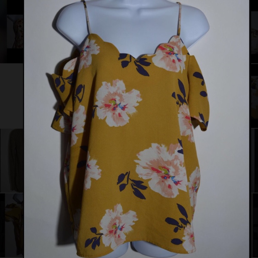 Monteau off the shoulder top with floral pattern